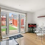 5 Minutes From Reading Centre With Parking