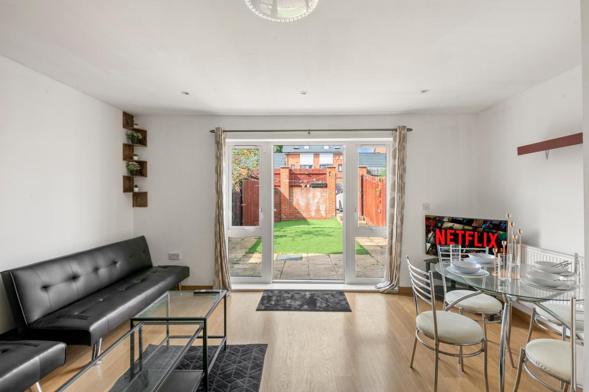5 Minutes From Centre With Parking Reading