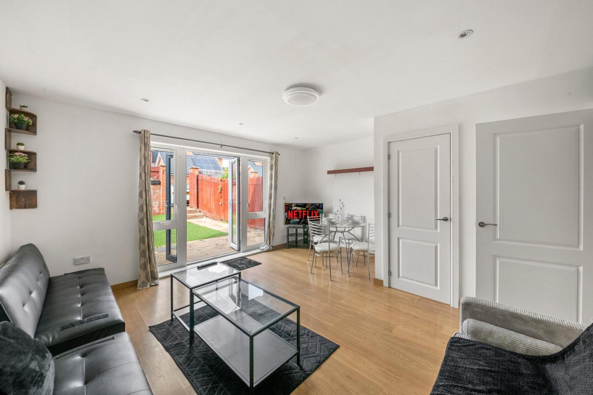 5 Minutes From Centre With Parking Reading