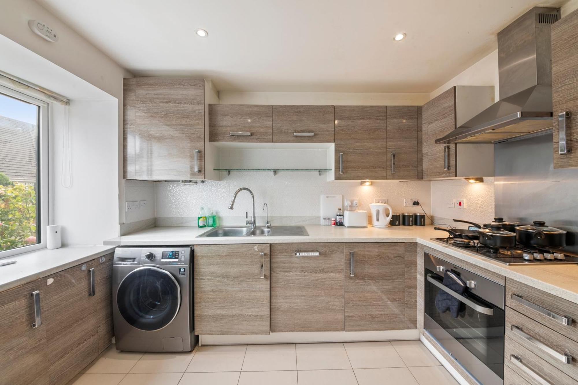 5 Minutes From Centre With Parking * Reading